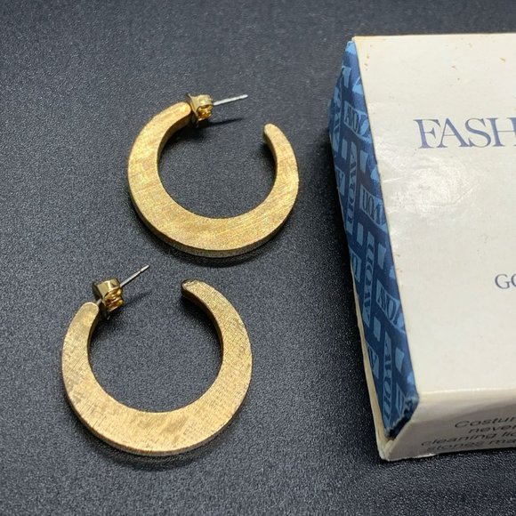 Signed Avon Vintage Crescent Gold Textured Pierced Hoop Earrings 1976 - Picture 1 of 6